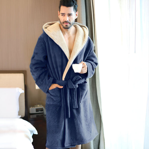 Homme en peignoir kimono bleu marine avec capuche, tenant une tasse. Kimonos de qualité pour homme.