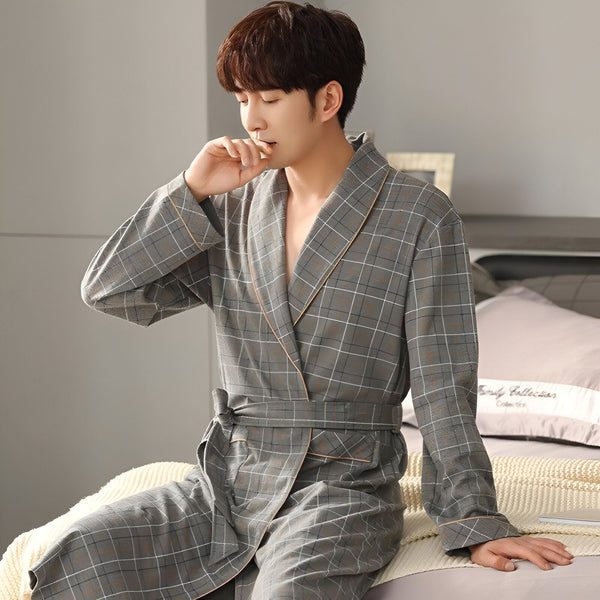 Homme en kimono à carreaux gris, se réveillant. Kimono confortable et élégant, parfait comme vêtement d'intérieur ou peignoir. Découvrez notre collection de kimonos pour hommes.