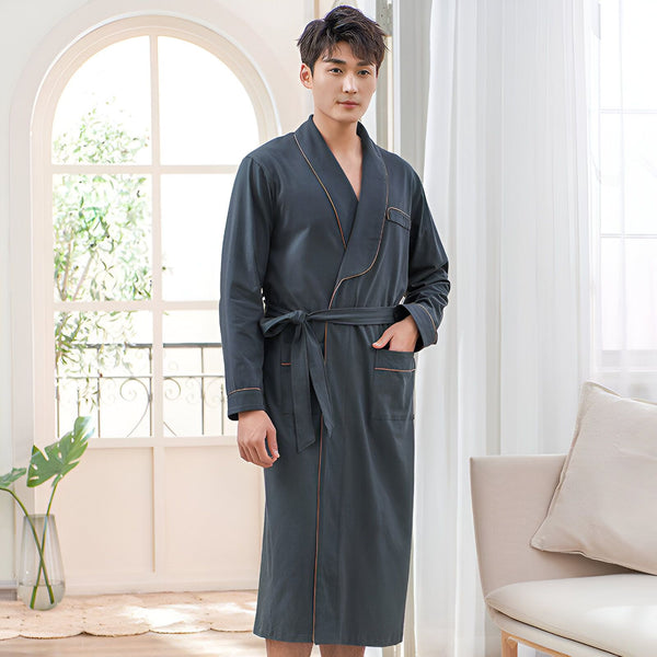 Homme asiatique portant un kimono gris avec des bordures orange. Vente de kimonos élégants et confortables pour hommes. Découvrez notre collection de peignoirs de style japonais.