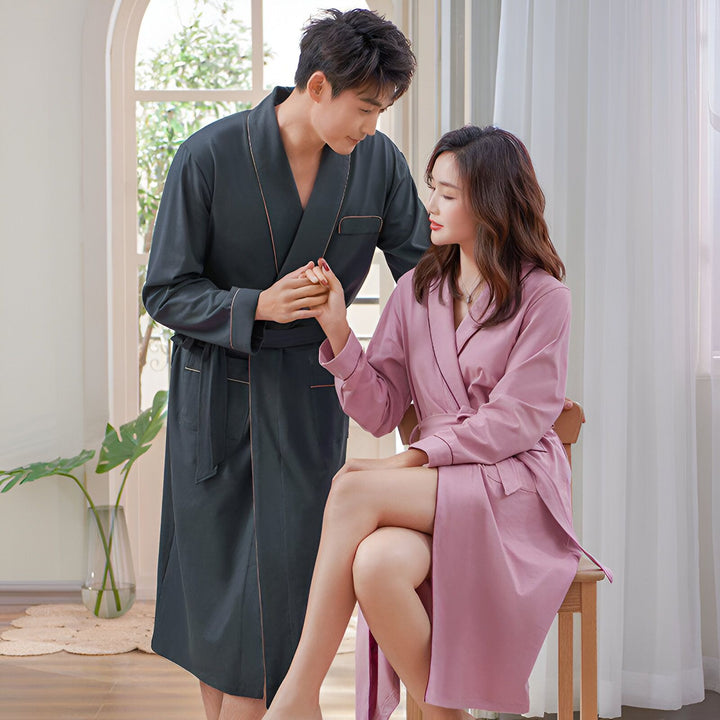 Couple en kimonos confortables. Lui porte un kimono gris anthracite, elle un kimono rose. Vente de kimonos pour hommes et femmes.