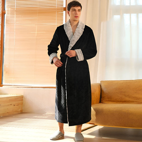 Homme portant un kimono de bain noir avec garniture en fausse fourrure grise. Vêtements de détente confortables pour la maison. Notre collection de kimonos.
