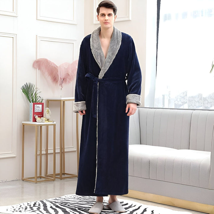 Homme portant un long kimono bleu marine avec col gris. Vente de kimonos confortables pour hommes.