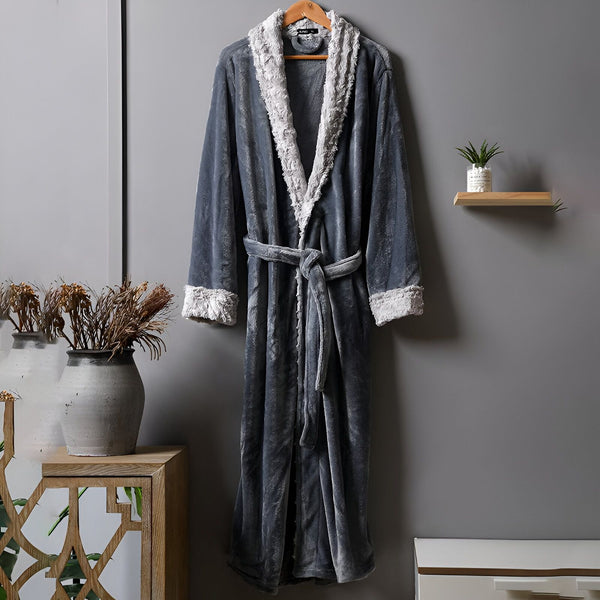 Peignoir kimono gris en tissu doux avec garniture en fausse fourrure blanche, suspendu à un cintre. Idéal pour se détendre avec style. Disponible dans notre boutique en ligne.