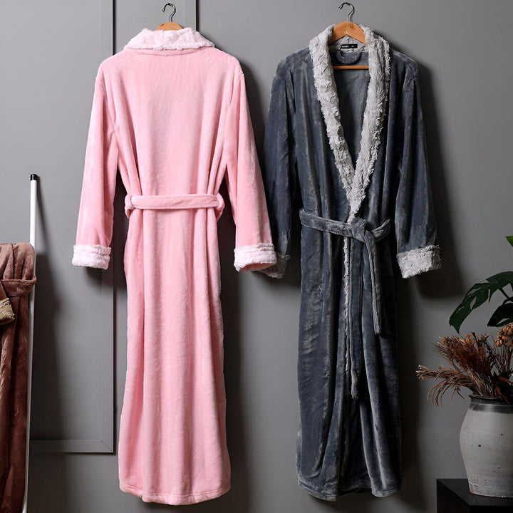 Deux kimonos moelleux suspendus. Un rose et un gris, avec bordures douces. Parfaits pour se détendre avec style. Découvrez notre collection de kimonos confortables.