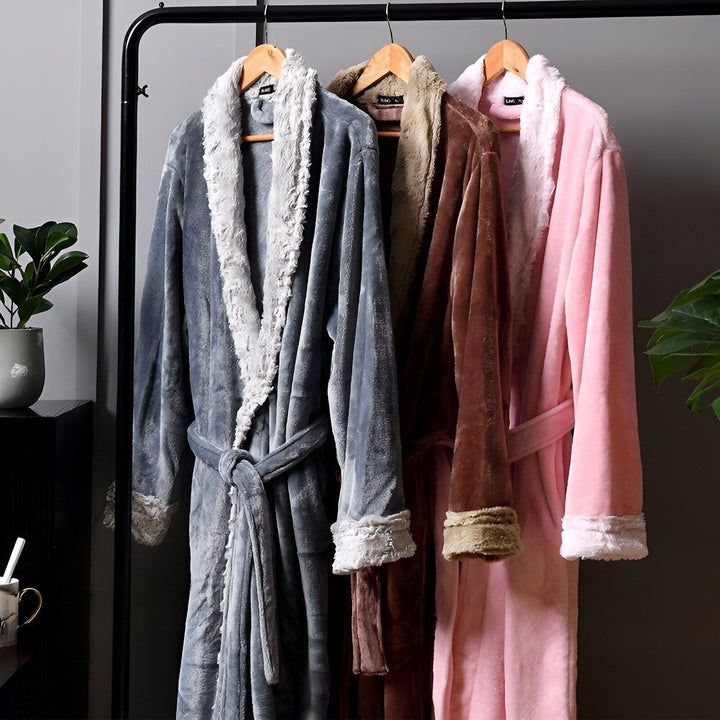 Trois kimonos moelleux suspendus sur un portant. Kimonos de bain doux et confortables, disponibles en gris, marron et rose. Parfaits pour se détendre après le bain ou la douche. Kimonos de qualité pour votre bien-être.
