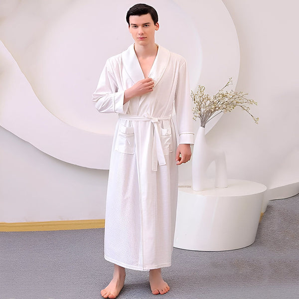 Homme portant un kimono long blanc avec ceinture. Peignoir kimono japonais de qualité supérieure.