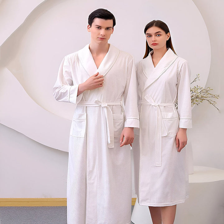 Couple portant des kimonos blancs. Vente de kimonos pour hommes et femmes. Peignoirs de bain confortables et élégants.