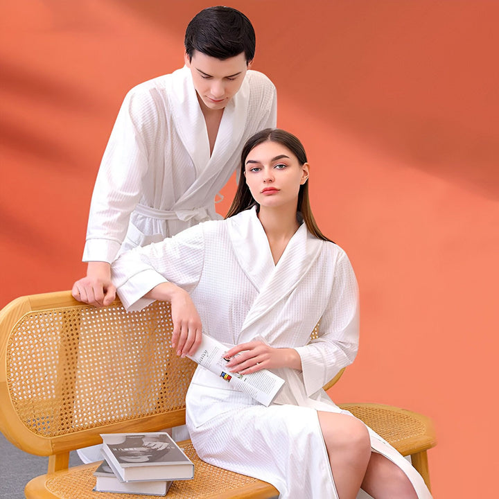 Couple portant des kimonos blancs de notre collection. Vente de kimonos confortables et élégants pour hommes et femmes. Découvrez nos différents modèles.