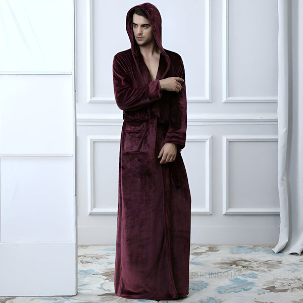 Homme portant un long peignoir de style kimono bordeaux avec une capuche. Vêtement d'intérieur confortable et élégant.