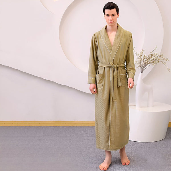 Homme portant un long kimono beige avec ceinture et poches, vente de kimonos en ligne.