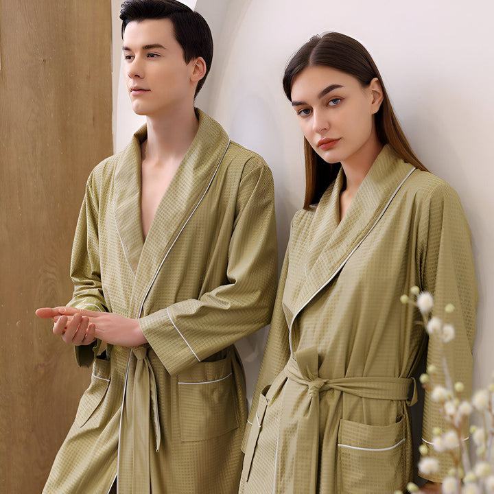 Couple portant des kimonos olive assortis. Vente de kimonos confortables et élégants pour hommes et femmes. Découvrez notre collection de peignoirs kimonos de haute qualité.