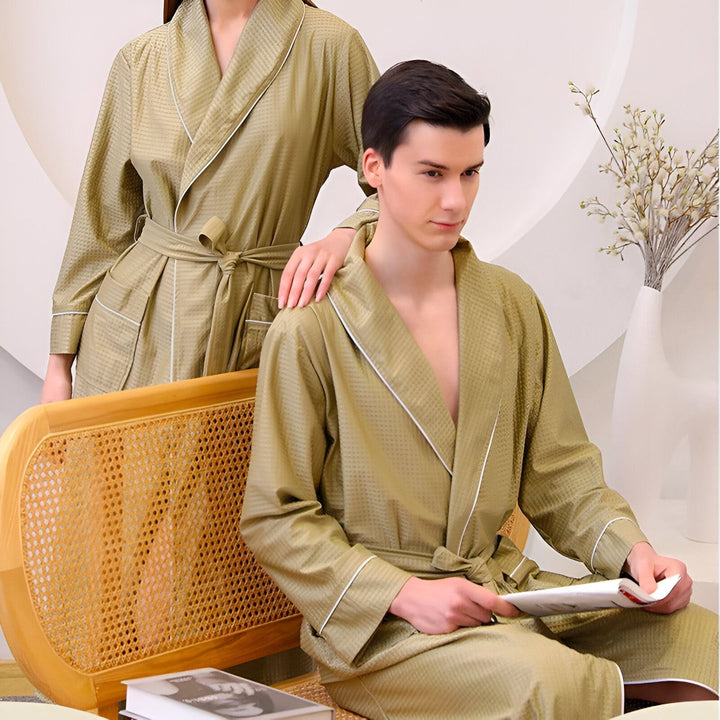 Couple portant des kimonos assortis couleur olive avec bordures blanches. Vente de kimonos confortables pour hommes et femmes.