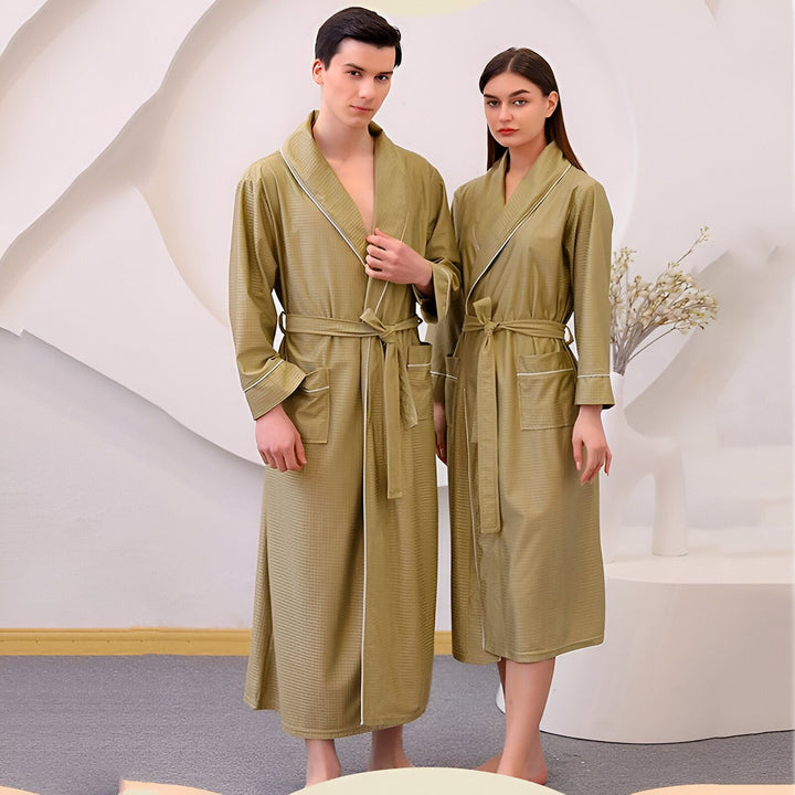 Couple portant des kimonos assortis. Peignoirs élégants avec ceinture, poches et bordure blanche. Kimonos pour hommes et femmes, parfaits pour se détendre avec style. Découvrez notre collection de kimonos haut de gamme.