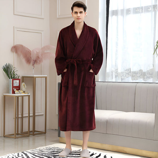 Homme portant un kimono bordeaux en velours, ceinture nouée. Vente de kimonos en ligne. Confort et élégance pour vos moments de détente.