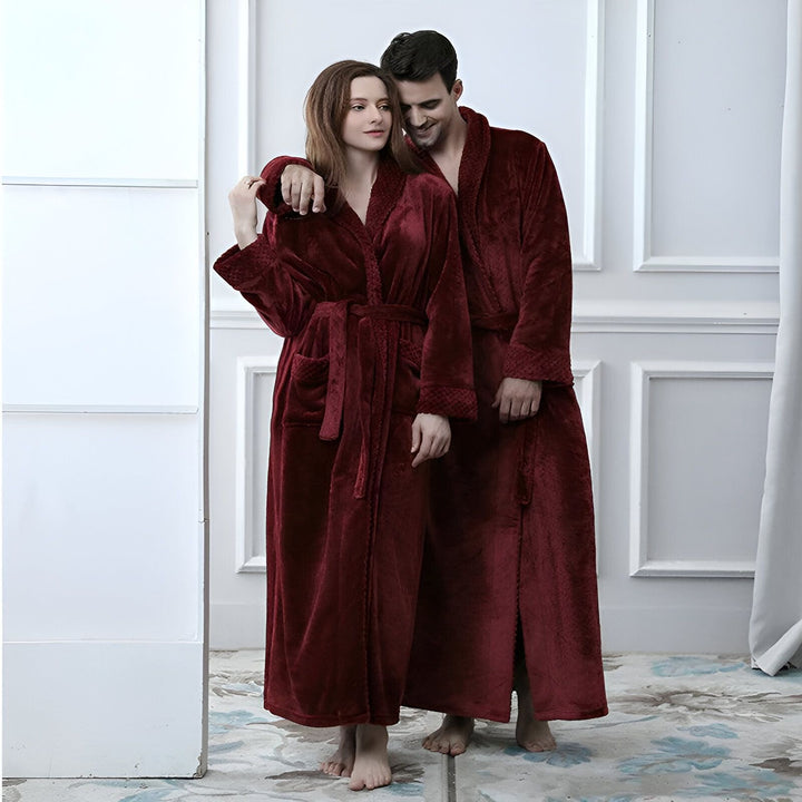Couple portant des kimonos bordeaux en velours. Vente de kimonos doux et confortables pour hommes et femmes. Idée cadeau kimono pour couple.