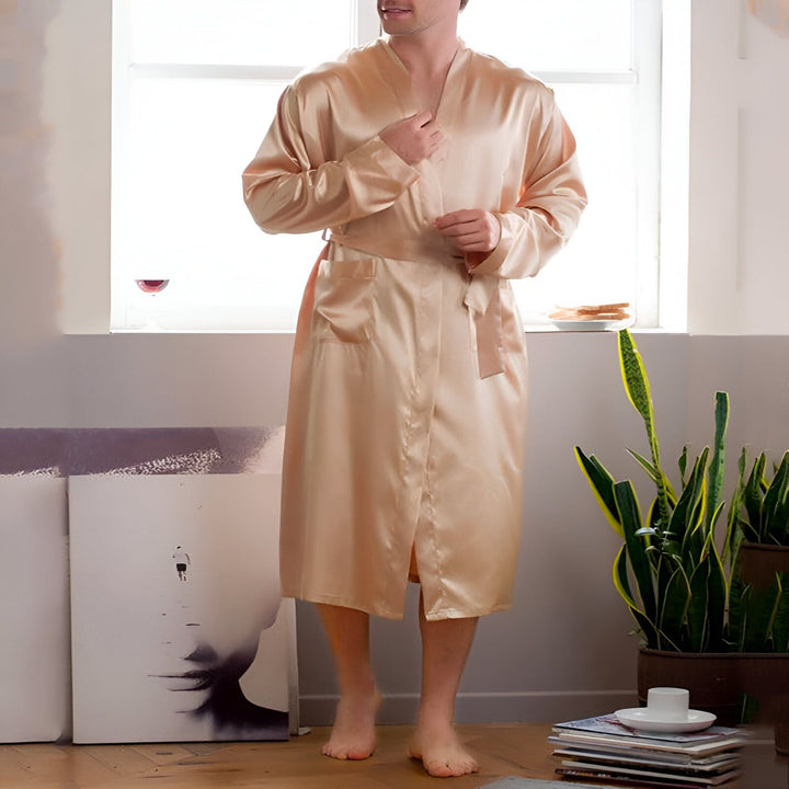 Homme portant un kimono de soie champagne. Vente de kimonos de luxe pour hommes. Peignoir élégant avec ceinture. Kimonos raffinés pour une détente absolue.