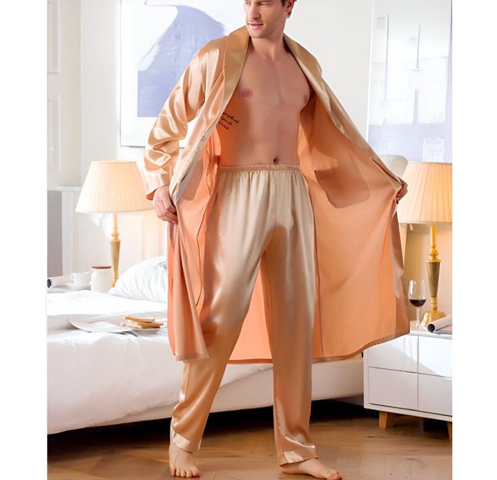 Homme portant un kimono en soie doré avec pantalon assorti. Élégance et confort. Découvrez notre collection de kimonos de luxe.