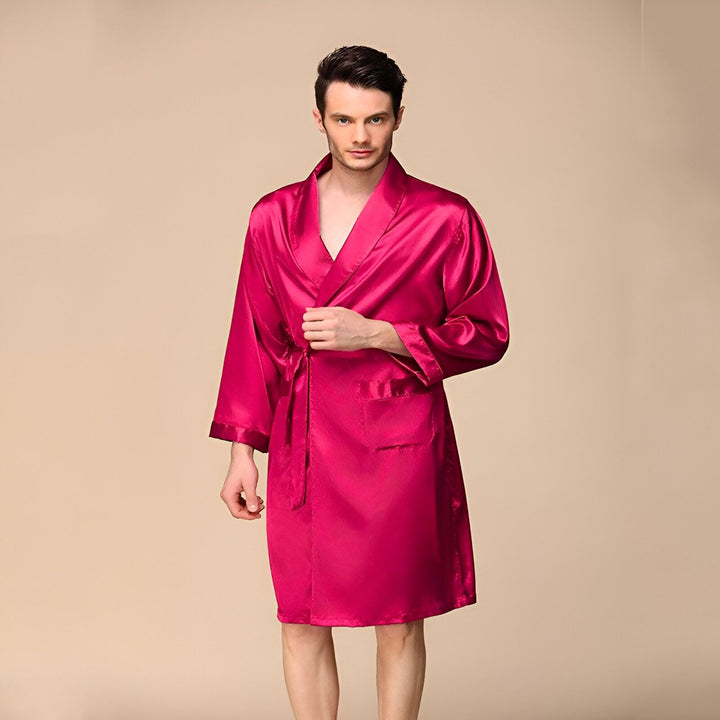 Homme portant un kimono de soie rose. Vente de kimonos en ligne. Peignoir élégant pour hommes.