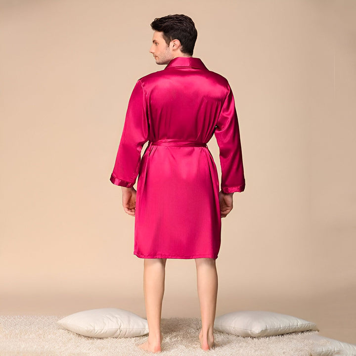 Homme de dos portant un kimono court en soie fuchsia. Kimonos pour hommes, produits de luxe.
