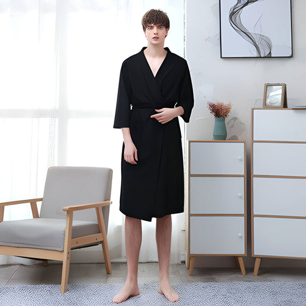 Homme portant un kimono noir, style peignoir, disponible à la vente. Kimonos confortables pour la maison.