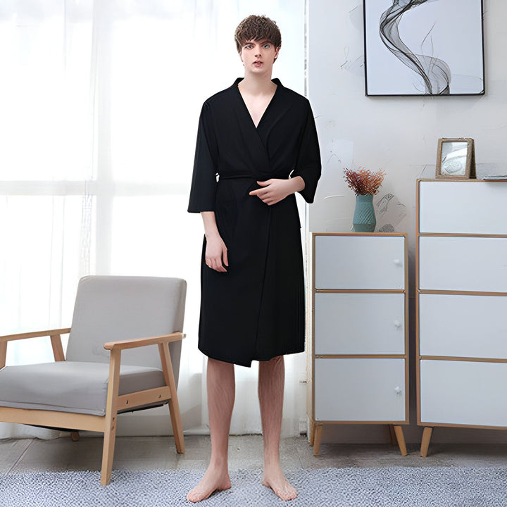 Homme portant un kimono noir, style peignoir, disponible à la vente. Kimonos confortables pour la maison.
