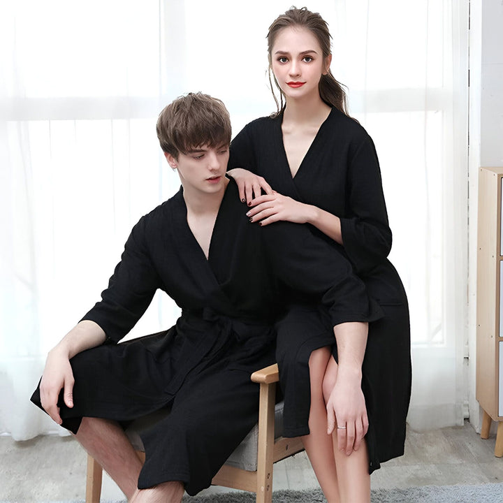 Couple portant des kimonos noirs assortis. Vente de kimonos confortables pour hommes et femmes. Idée cadeau kimono, peignoir style japonais.