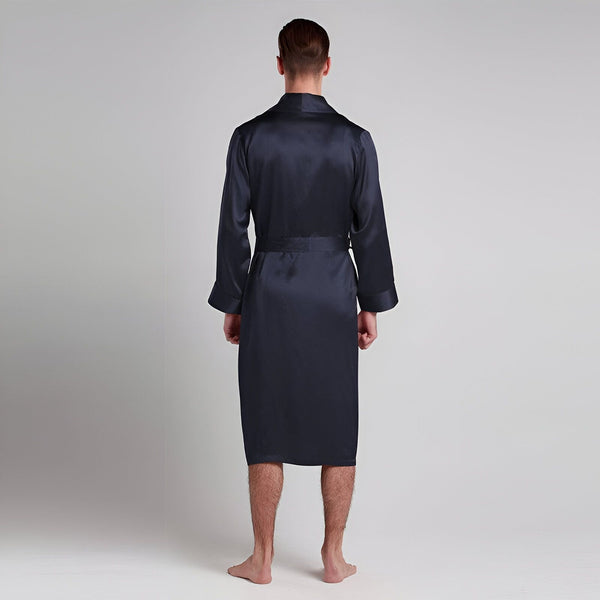 Homme de dos portant un kimono bleu marine. Peignoir long et élégant en tissu lisse. Collection de kimonos pour homme.