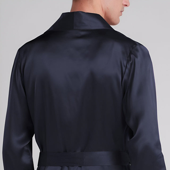 Homme portant un kimono bleu marine en soie. Vêtement d'intérieur luxueux et confortable. Découvrez notre collection de kimonos pour hommes.