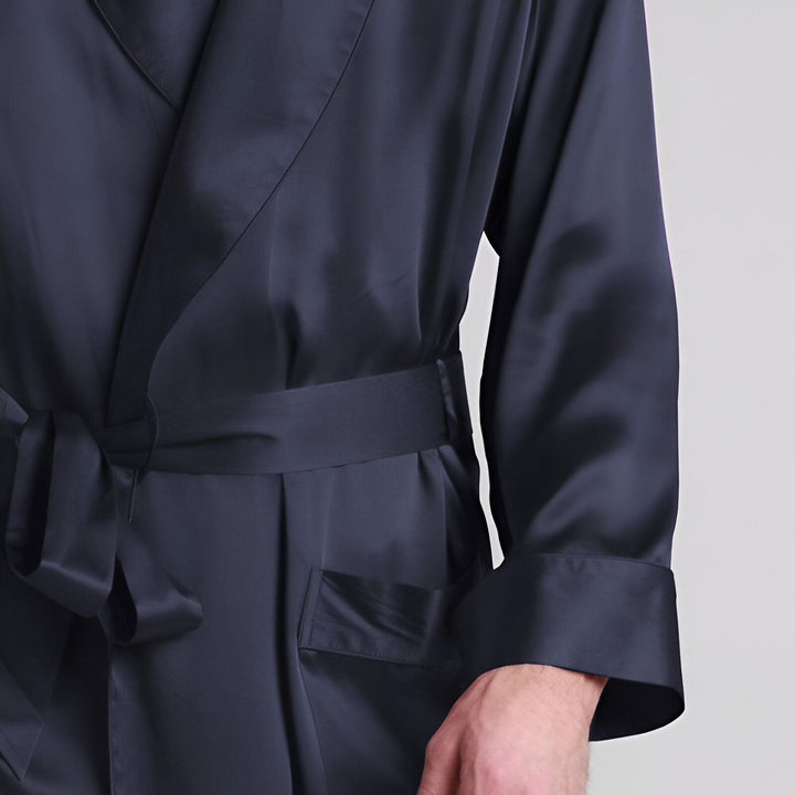 Kimono en soie bleu marine, fermé par une ceinture. Vêtement d'intérieur élégant et confortable de notre collection.