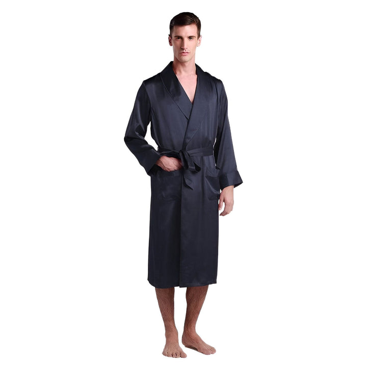 Homme portant un kimono bleu marine avec ceinture. Vente de kimonos pour hommes.