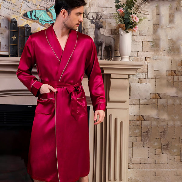 Homme portant un kimono rouge en soie avec des finitions blanches. Kimono élégant et confortable, idéal comme vêtement d'intérieur ou peignoir. Découvrez notre collection de kimonos de luxe.