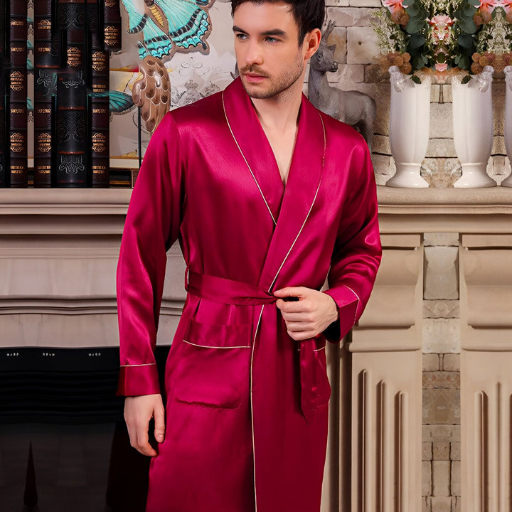 Homme portant un kimono rouge en soie, avec une bordure blanche. Idéal comme vêtement d'intérieur de luxe ou robe de chambre élégante. Vente de kimonos en ligne.