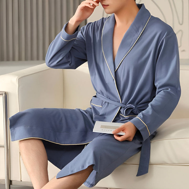 Homme portant un kimono bleu confortable. Kimono avec ceinture. Vêtements de détente de haute qualité. Achetez nos kimonos pour hommes en ligne.