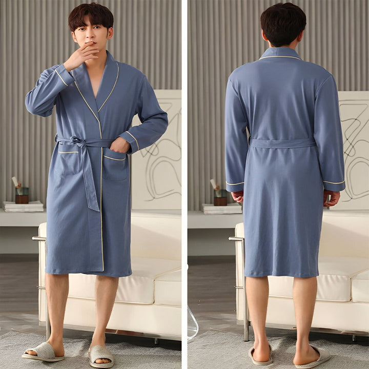 Homme portant un kimono bleu à rayures dorées, vue de face et de dos. Kimono confortable et élégant, idéal pour la détente. Notre collection de kimonos pour hommes.