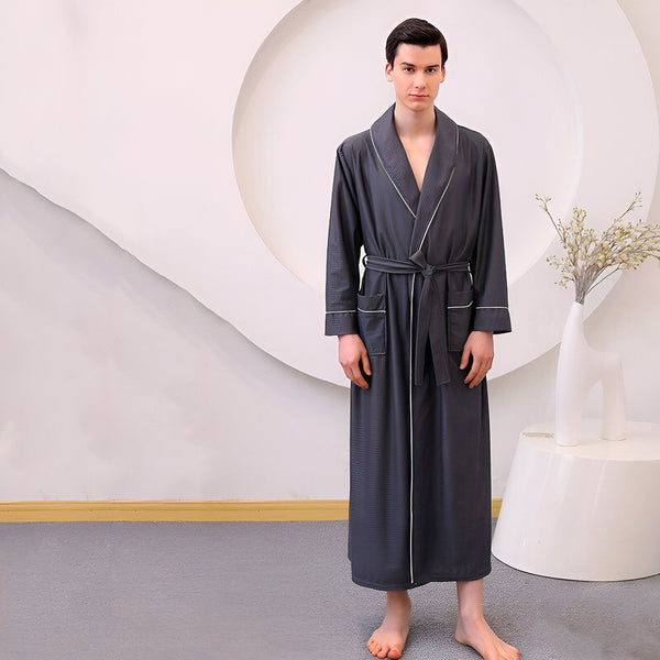 Homme portant un kimono long gris avec ceinture. Vente de kimonos pour homme, peignoirs japonais élégants et confortables.