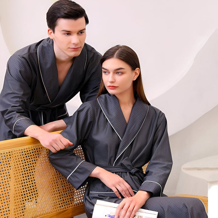 Couple portant des kimonos gris assortis. Vêtements d'intérieur confortables et élégants pour lui et elle. Kimonos de qualité supérieure à vendre.