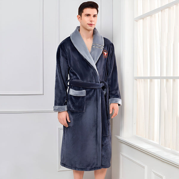 Homme portant un kimono bleu marine en peluche avec col gris, ceinture et poche. Peignoir confortable, idéal après le bain ou pour se détendre. Kimonos de notre boutique en ligne.