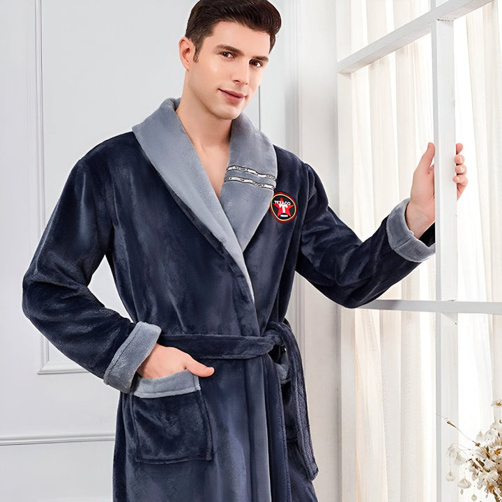Homme portant un kimono bleu marine doux avec col gris, ceinture et poche. Peignoir confortable pour la maison. Nos kimonos de haute qualité.