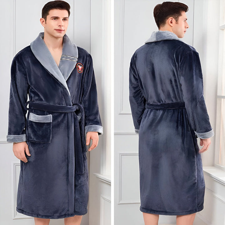 Homme portant un kimono de chambre bleu marine avec col gris, avant et arrière. Vente de kimonos confortables pour hommes et femmes. Découvrez notre collection de peignoirs de qualité.