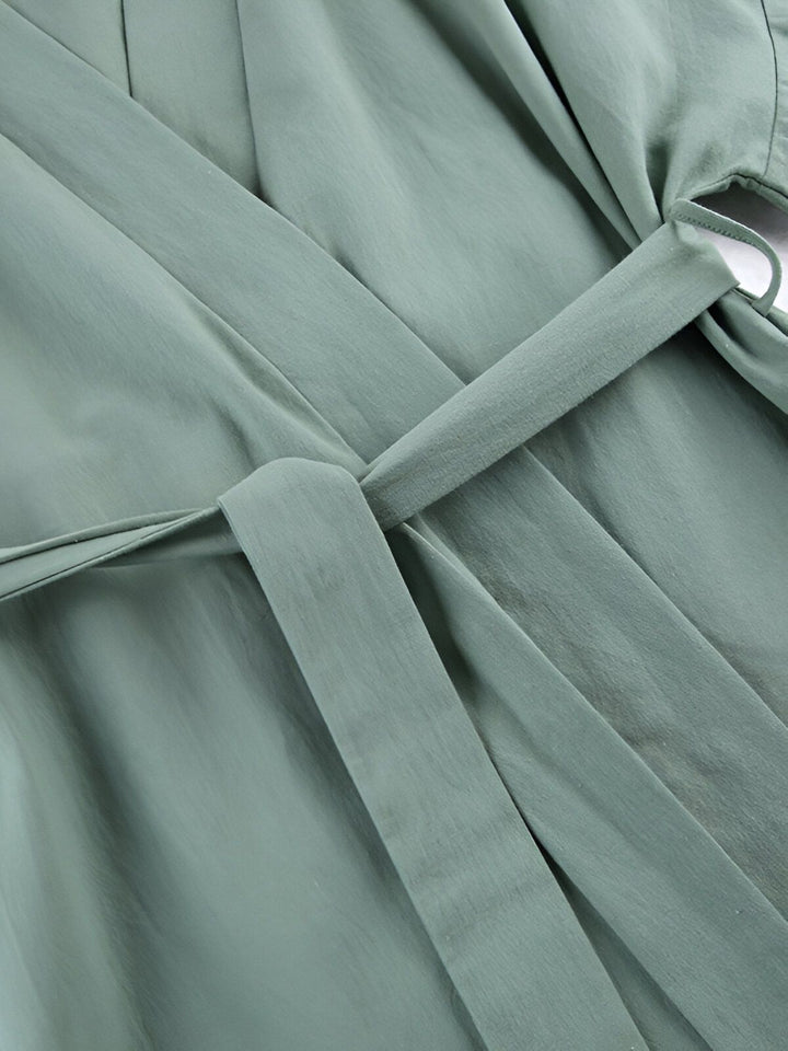 Détail d'un kimono vert sauge avec ceinture. Texture du tissu doux. Découvrez notre collection de kimonos élégants.