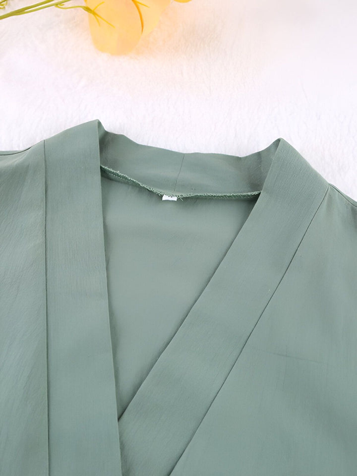 Détail d'un kimono vert clair, textile de qualité. Idéal pour un look japonais authentique. Découvrez notre collection de kimonos uniques.