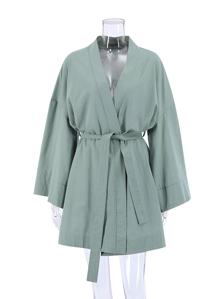 Kimono vert clair pour femme, vendu par notre boutique. Vêtement japonais traditionnel avec ceinture. Disponible en ligne.