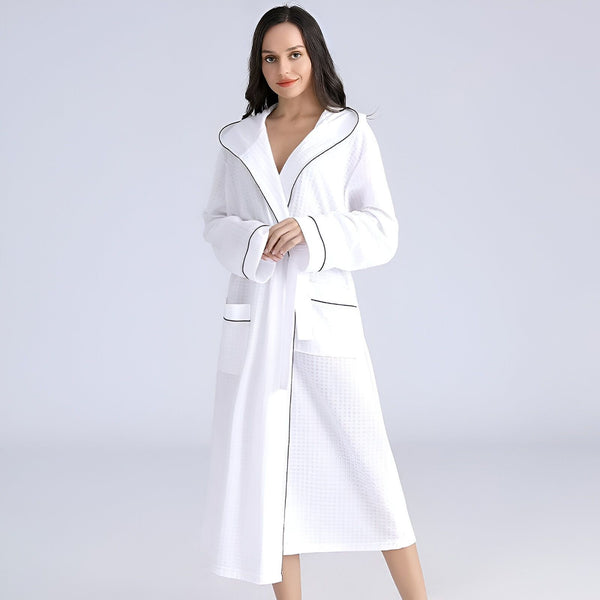 Femme portant un kimono blanc avec une bordure noire. Peignoir doux et confortable. Vente de kimonos en ligne.