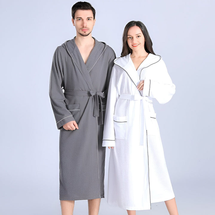 Couple portant des kimonos assortis avec capuche, peignoirs confortables et élégants. Kimonos pour hommes et femmes, disponibles dans différents coloris.