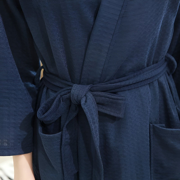Détail d'un kimono bleu marine avec ceinture nouée. Vêtements traditionnels japonais. Découvrez notre collection de kimonos pour hommes et femmes.