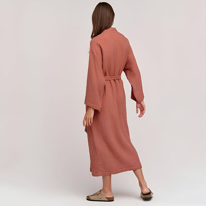 Kimono long en gaze de coton couleur terre cuite, vue de dos. Ce kimono est idéal comme vêtement d'intérieur ou de détente. Découvrez notre collection de kimonos confortables et élégants.