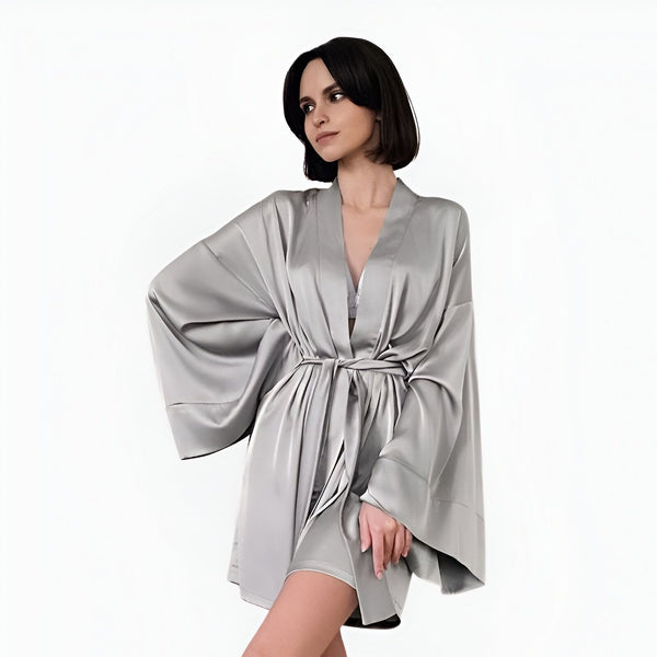 Femme portant un kimono gris en soie. Vêtements d'intérieur élégants et confortables. Découvrez notre collection de kimonos de luxe.