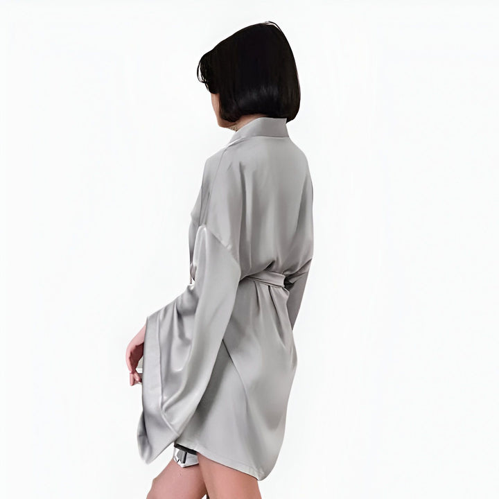 Femme portant un kimono gris. Vêtements kimono élégants et confortables. Achetez des kimonos de qualité supérieure.