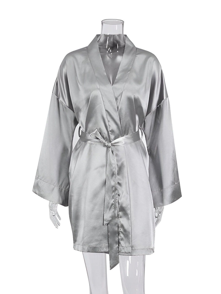 Kimono en satin gris avec ceinture, idéal pour se détendre à la maison. Découvrez notre collection de kimonos de qualité.
