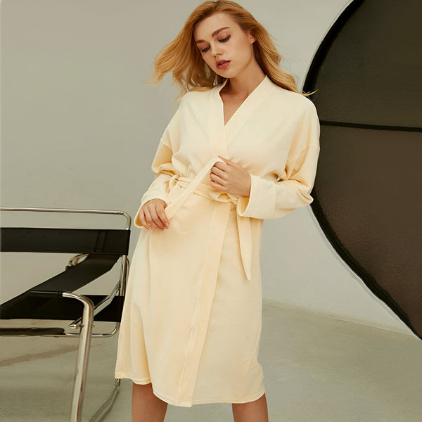 Femme portant un kimono beige clair, noué à la taille. Vêtements de détente, peignoir kimono doux et confortable. Idée cadeau kimono.